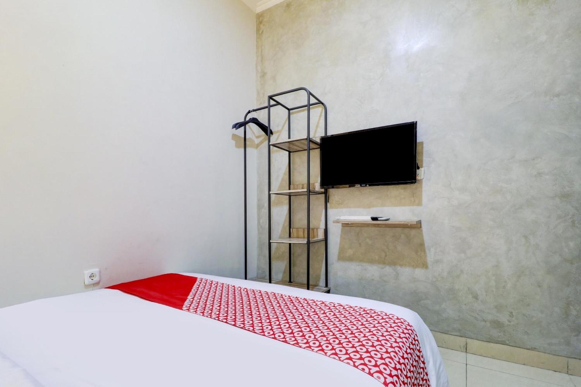 Oyo 90215 Ada Residence Telukjambe Exterior foto